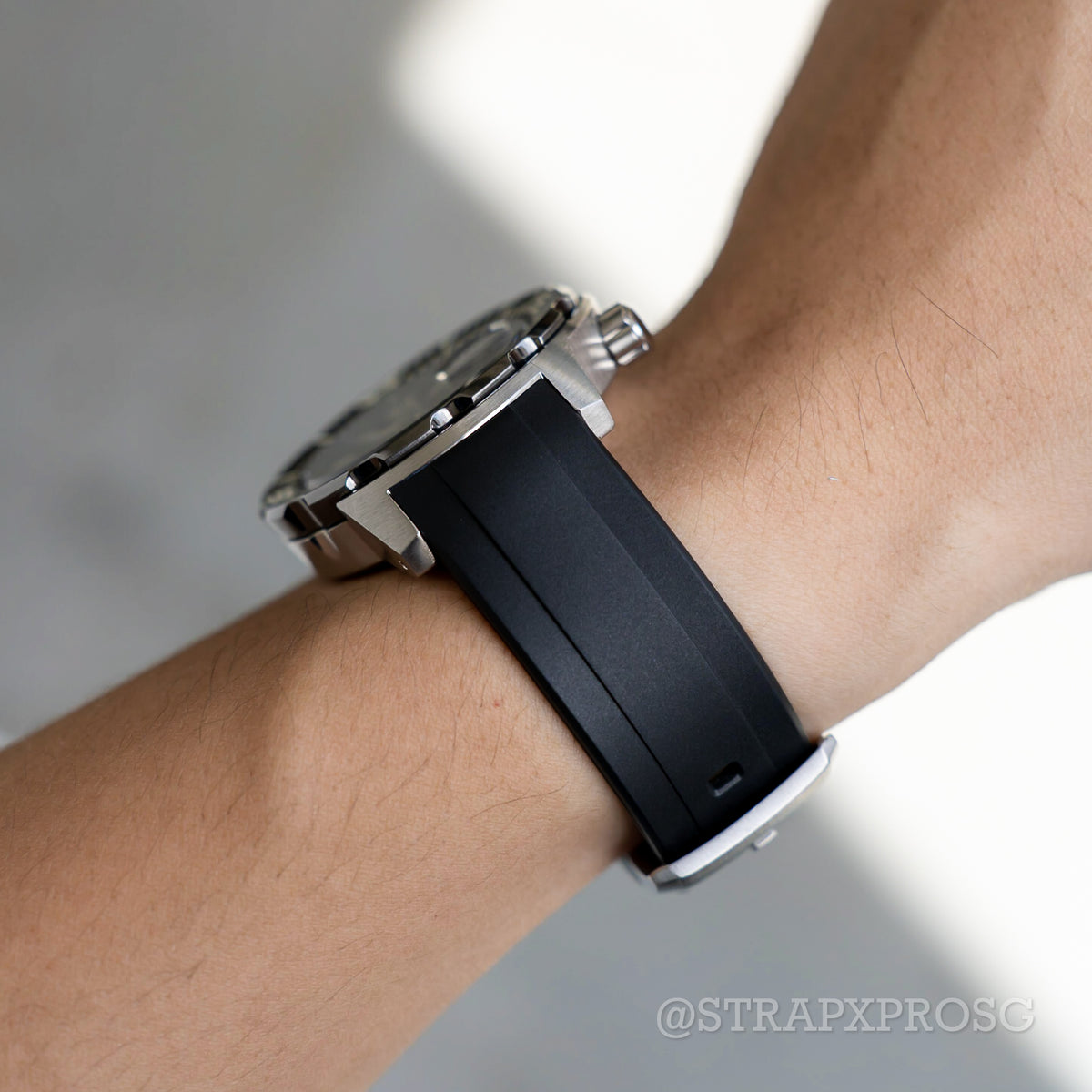 StrapXPro Curved End Rubber Strap for Seiko Monster (4th Gen) in Black (20mm) - Nomad Watch Works SG